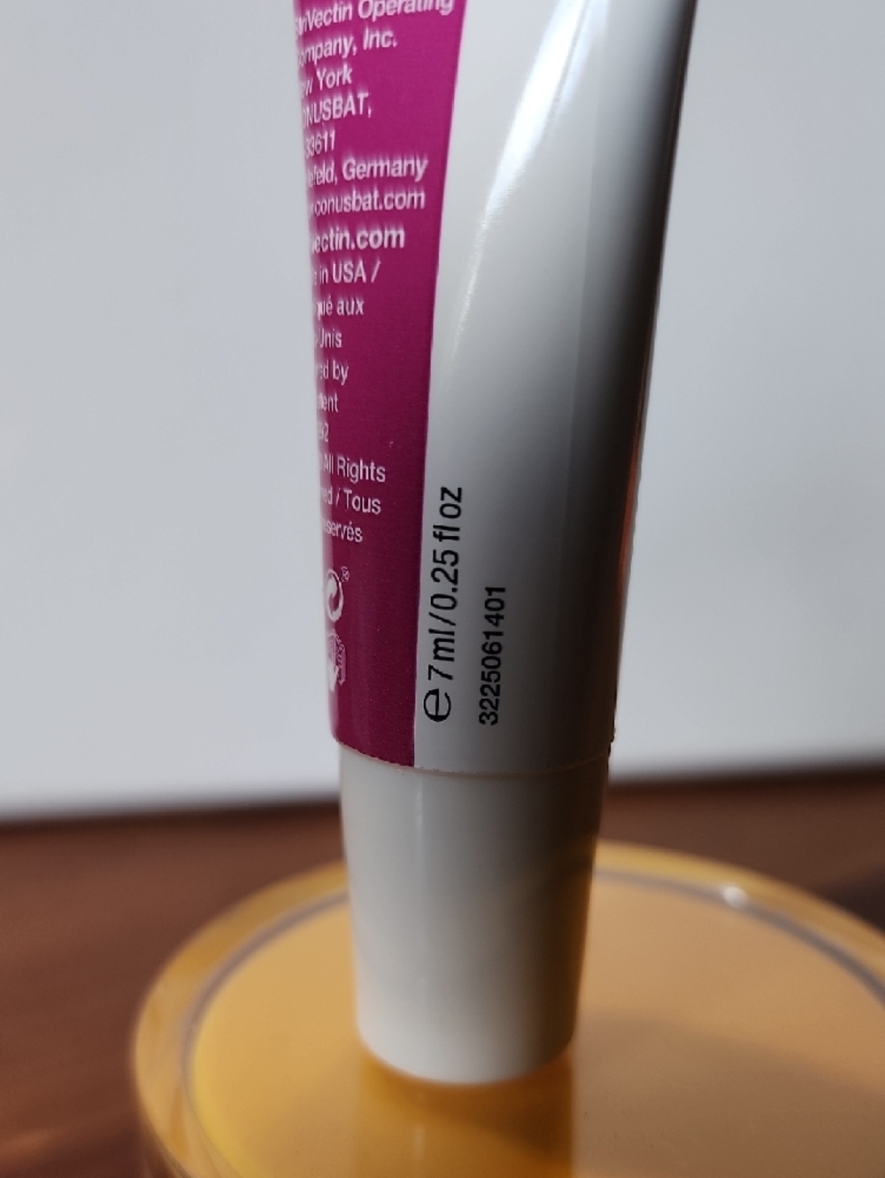 StriVectin TL Advanced Tightening Neck Cream Plus – Yellow and White - Picture 5 of 6